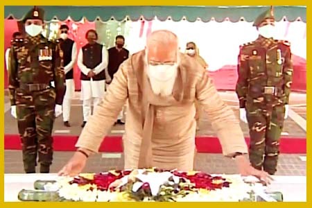 টুঙ্গিপাড়ায় বঙ্গবন্ধুর সমাধিতে নরেন্দ্র মোদির শ্রদ্ধা