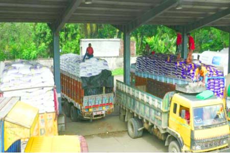 বেনাপোল স্থলবন্দর দিয়ে আসছে চাল