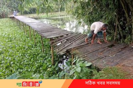 কুড়িগ্রামে ভাঙ্গা কাঠের সেতুতে ঝুঁকিপূর্ণ পারাপার