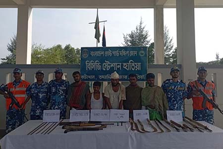 নোয়াখালীতে আগ্নেয়াস্ত্রসহ ৫ ডাকাত আটক