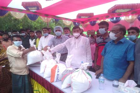 আ'লীগের প্রতিষ্ঠাবার্ষিকীতে সালথায় সাজেদা চৌধুরীর পক্ষে ত্রান বিতরণ