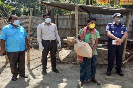 সালথায় ৪ হাজার পরিবারের মাঝে প্রধানমন্ত্রীর ত্রান বিতরণ