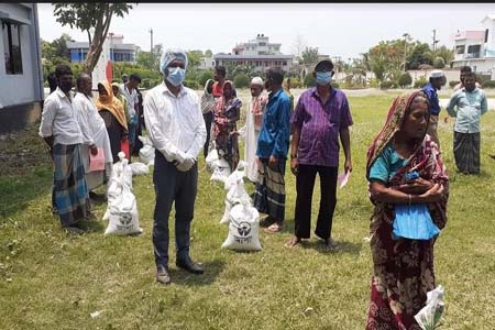 সালথা উপজেলা প্রশাসনের ত্রান বিতরণ