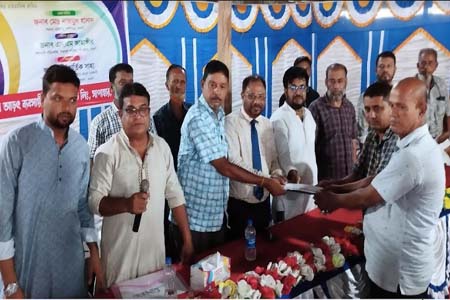 সাপাহারে আম আড়ৎ ব্যবসায়ী সমিতির নগত অর্থ প্রদান