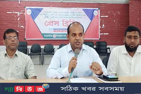 সাপাহারে সাংবাদিকদের সাথে ইউ.এন.ও’র প্রেস ব্রিফিং