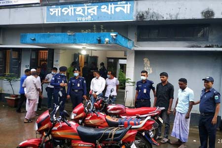 সাপাহারে আন্তজেলা মোটরসাইকেল চোর দলের ২ জন সদস্য সহ ৩টি মোটরসাইকেল উদ্ধার