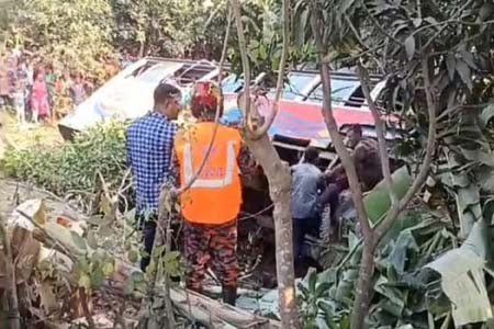 বাস ও ট্রাকের মুখোমুখি