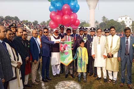 সাতক্ষীরায় বিজয় দিবসে নতুন প্রজন্মদের কাছে মুক্তিযোদ্ধাদের জাতীয় পতাকা হস্তান্তর