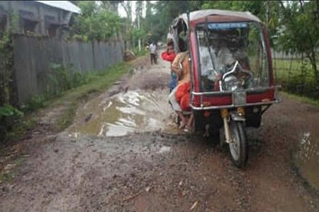 রাজারহাটে ৮ কিলোমিটার রাস্তায় শতাধিক গর্ত যান চলাচলে ভোগান্তি