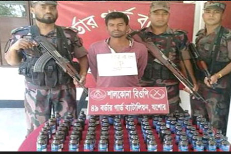 শার্শায় ফেনসিডিলসহ এক পাচারকারীকে আটক করেছে বিজিবি