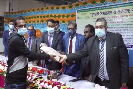 ঘর্ণিঝড় আম্পান ও মহামারী করোনায় ক্ষতিগ্রস্ত ৮০ জন ফলচাষী পেল কৃষি প্রণোদনা