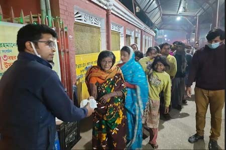 শীতে কষ্টে থাকা ছিন্নমূল মানুষের পাশে দাঁড়ালেন বাকৃবি ছাত্রলীগ নেতা