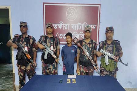 সাতক্ষীরা সীমান্ত থেকে ১৪ পিস স্বর্ণের বারসহ এক ব্যক্তি আটক