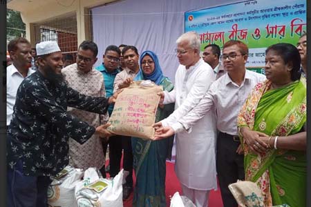ঝিনাইদহে ২৪’শ কৃষকের মাঝে সার ও বীজ বিতরণ