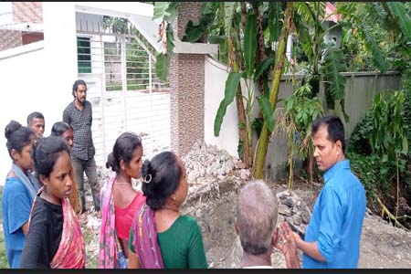 রাস্তায় গর্ত খুড়ে অবরুদ্ধ