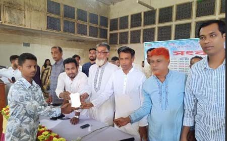 মেধাবী শিক্ষার্থীদের সংবর্ধনা
