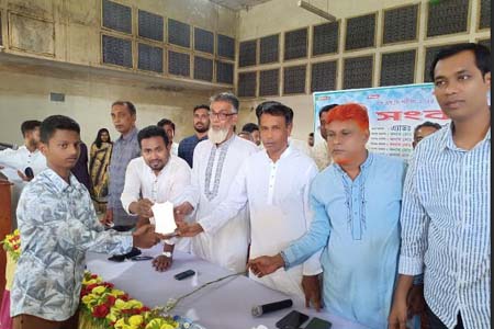 মেধাবী শিক্ষার্থীদের সংবর্ধনা