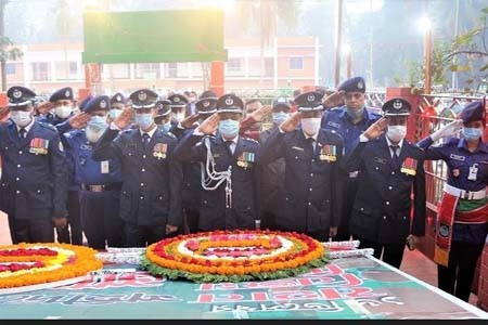 বিজয় দিবসে ভোলায় প্রশাসনের শ্রদ্ধা নিবেদন