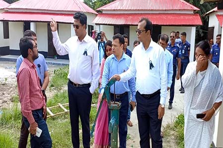 গৌরনদীতে আশ্রয়ন প্রকল্পের নির্মাণাধীন গৃহের কার্যক্রম পরিদর্শন