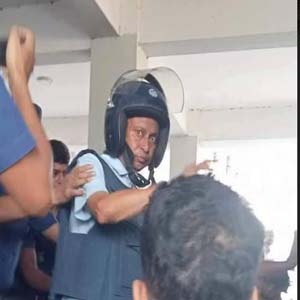 আদালত প্রাঙ্গণে স্লোগান