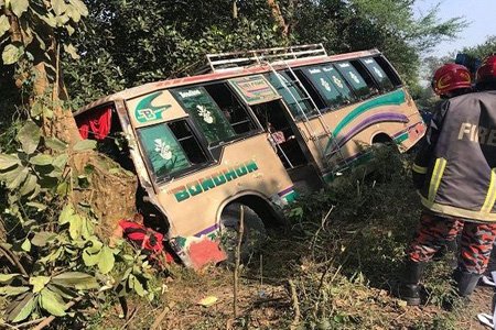 গোপালগঞ্জে যাত্রীবাহী বাসের গাছের ধাক্কা নিহত ২ আহত ১৫