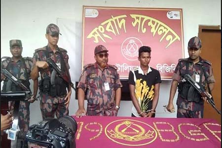 শার্শা সীমান্ত থেকে ১০৬ পিচ স্বর্ণের বারসহ পাচারকারী আটক 