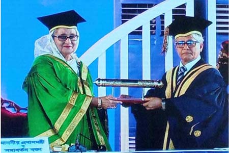 বঙ্গবন্ধু শেখ মুজিবুর রহমানকে মরণোত্তর সম্মানসূচক ‘ডক্টর অব লজ’ ডিগ্রি প্রদান করেছে ঢাকা বিশ্ববিদ্যালয়।