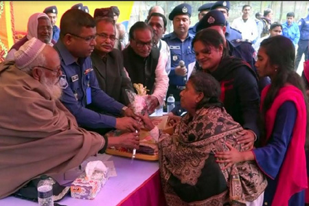 নওগাঁর রাণীনগর উপজেলার মিরাট ইউনিয়নের ১০ বীরাঙ্গনাকে সংবর্ধনা