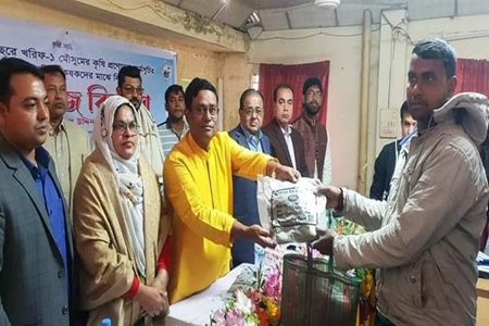 শার্শায় কৃষকদের মাঝে বিনামূল্যে সার ও বীজ বিতরন করলেন শেখ আফিল