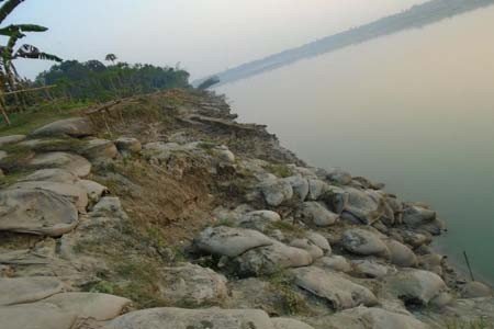 বীরমুক্তিযোদ্ধা আনোয়ার বিশ্বাসের বাড়ীর সামনে বেহাল দশা