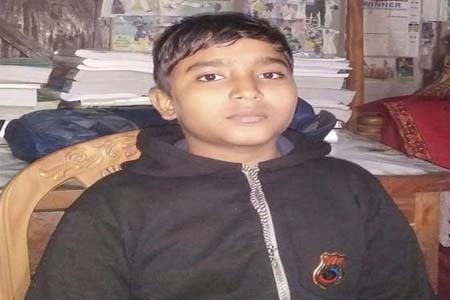 মা-বাবা হারা শিশু রফিকুলকে অজানার উদ্দেশ্যে ট্রেনে তুলে দিলেন আপন ভাই-ভাবি