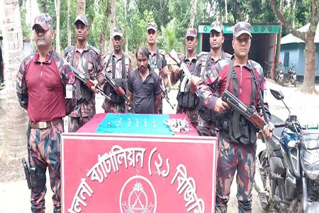 স্বর্ণেরবার সহ পাচারকারী আটক