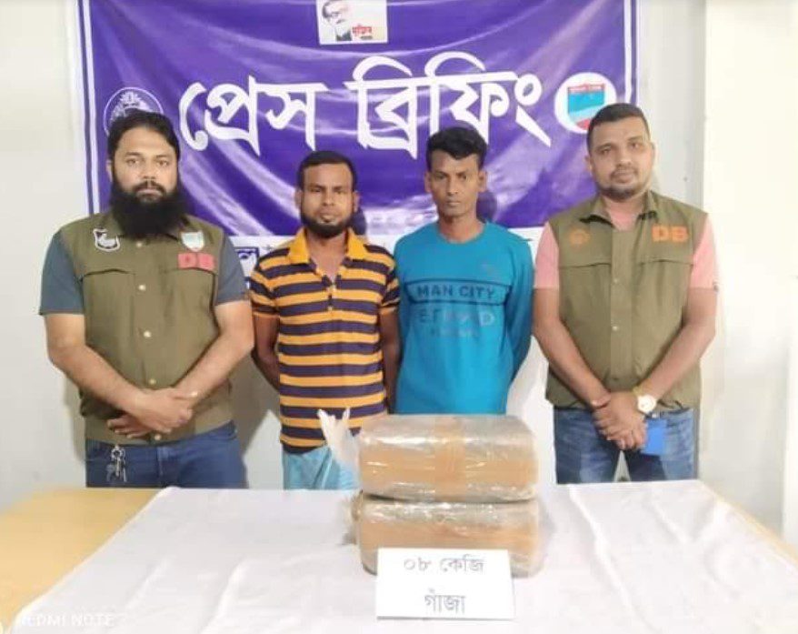 বেনাপোলে ডিবির অভিযানে ৮ কেজি গাঁজাসহ ২ মাদক ব্যবসায়ী গ্রেফতার