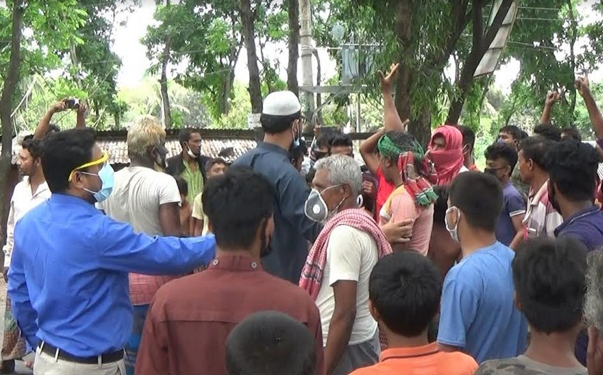 ঝিনাইদহে ত্রাণের দাবিতে পাগলা কানাই ইউপি চেয়ারম্যানের বিরুদ্ধে বিক্ষোভ ও সড়ক অবরোধ