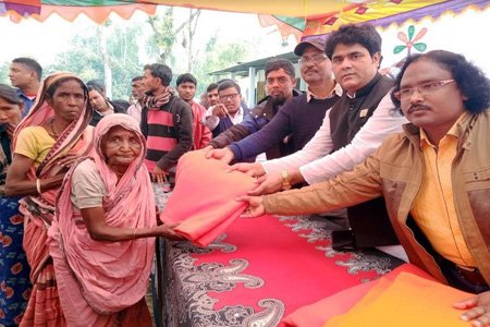 চিলমারীতে এ্যাডভোকেট শেখ জাহাঙ্গীর আলমের উদ্যোগে কম্বল ও নগদ অর্থ বিতরন