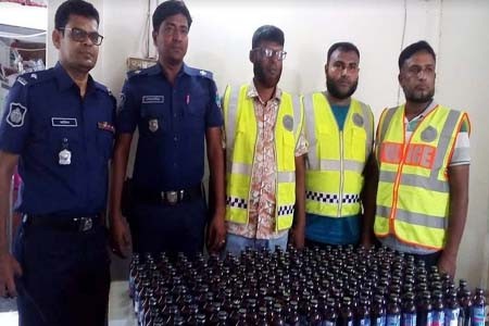 বেনাপোল সীমান্তে ২০০ বোতল ফেনসিডিল উদ্ধারঃ ধরা-ছোয়ার বাইরে মাদক ব্যবসায়ী
