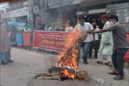 জ¦লছে পৌর মেয়রের কুশপুত্তলিকা, চলছে ইজিবাইক শ্রমিকদের আন্দোলন 