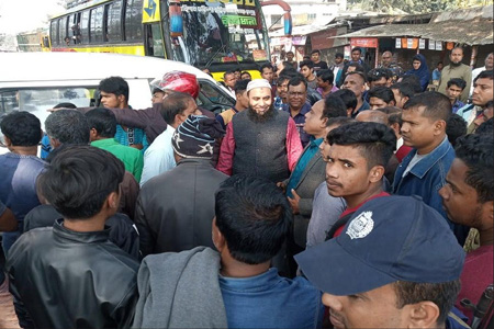 অভিযোগ না নিয়ে অকথ্য ভাষায় গালি-গালাজ ওসিকে প্রত্যাহারের দাবীতে সড়ক অবরোধ