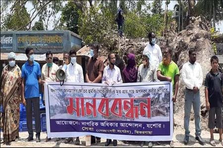 জীবনের জন্য হুমকিস্বরূপ মৃত ও ঝুঁকিপূর্ণ গাছ অপসারণের দাবিতে শার্শায় মানববন্ধন