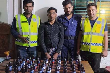 বেনাপোলে ফেনসিডিল সহ মাদক ব্যবসায়ী গ্রেফতার 