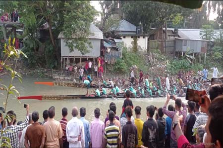 নৌকা বাইচে দর্শনার্থীদের ভিড়