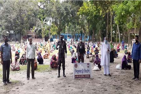 বিজিবির সহযোগিতায় ২৫০ জন কর্মহীদের মাঝে ত্রাণ বিতরণ