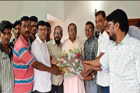 সিরাজুল ইসলাম মঞ্জু-কে ফুলেল শুভেচ্ছা