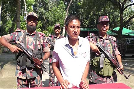 বেনাপোল সীমান্তে ১৬ টি স্বর্ণবার সহ পাচারকারি আটক