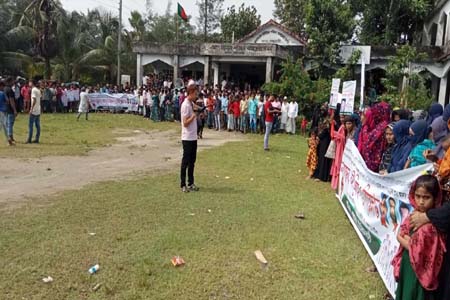 নোয়াখালীতে চার ইউপি সদস্যের অনিয়ম-দুর্নীতির প্রতিবাদে মানববন্ধন ও বিক্ষোভ