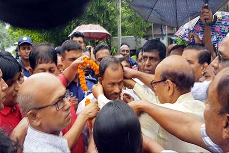 অধ্যক্ষ স্বপন কুমার বিশ্বাসকে ফুল দিয়ে বরণ