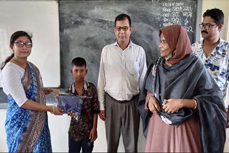 মানসম্মত শিক্ষা নিশ্চিতে দুস্থ অসহায় পরিবারের শিক্ষার্থীদের স্কুল ড্রেস দিচ্ছেন ইউএনও