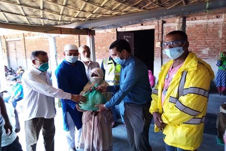 অসহায়দের মাঝে ঈদ উপহার বিতরণ করলো সোহাগ চেয়ারম্যান ও সাজ্জাদ হোসেন