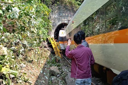 https://thenewse.com/wp-content/uploads/The-train-derailed.jpg