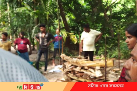 পুরোহিতের মরদেহ সৎকারে বাঁধা
